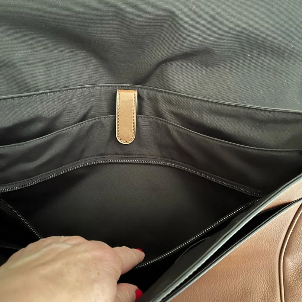 Houston Messenger leather briefcase with a large flap and a magnetic closure-NWT